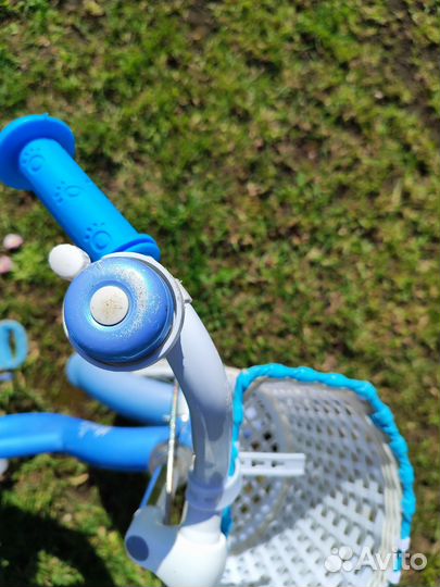 Детский велосипед с дополнительными колесами