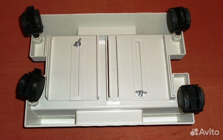 Подставка для компьютера на колёсах