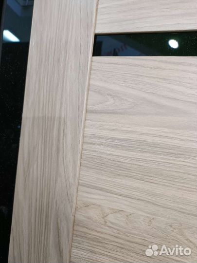 Дверь цвета шампань с черным стеклом