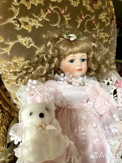 Кукла фарфоровая сидячая
