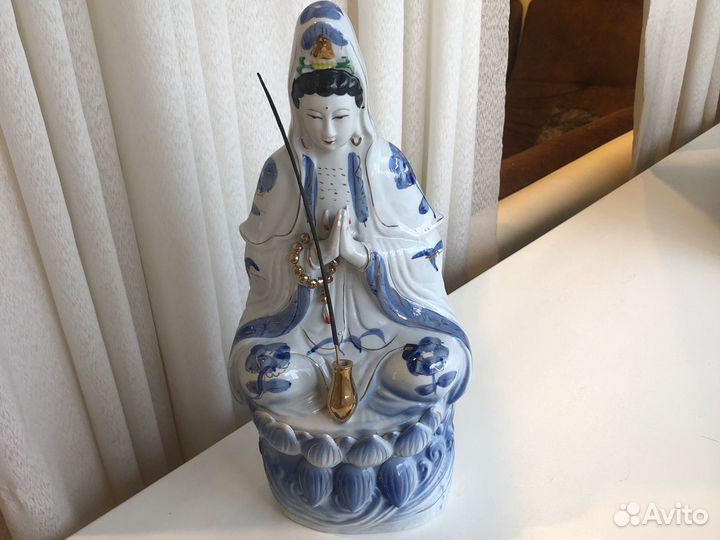 Фарфоровая статуэтка
