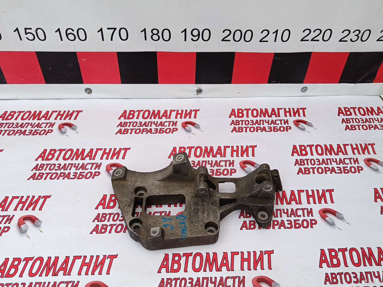 Кронштейн генератора Шкода Октавия А5