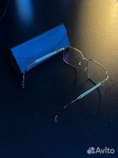 Золотые очки Seiko с адаптивными линзами