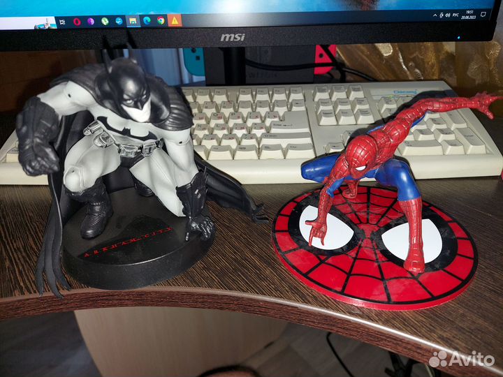 Различные коллекционные статуэтки и фигурки