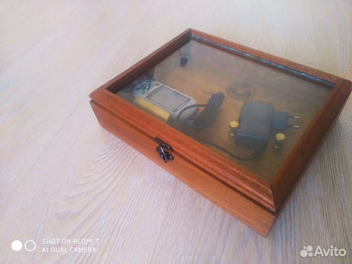Витрина из красного дерева для телефона