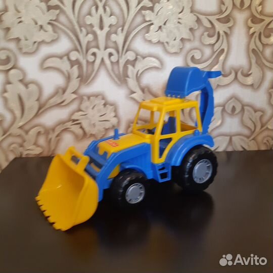 Трактор игрушка
