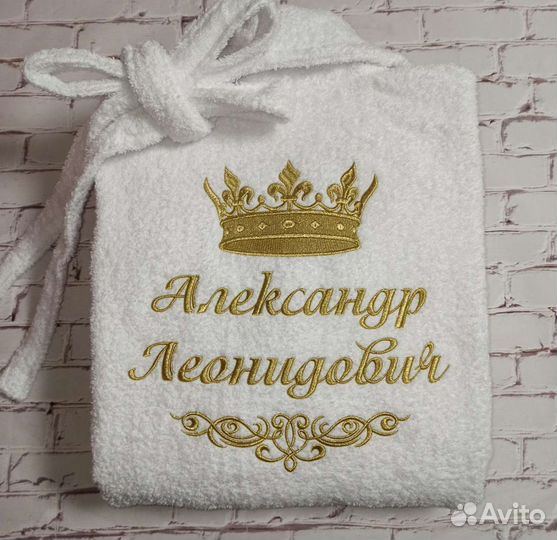 Махровый халат с вышивкой