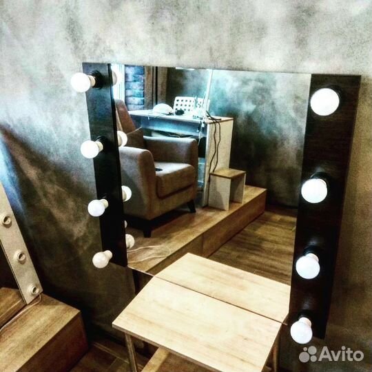 Гримерное зеркало с лампочками