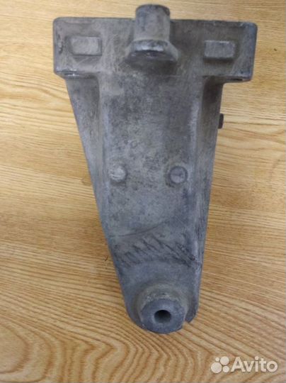 Кронштейн двигателя правый Mercedes-Benz E-Class