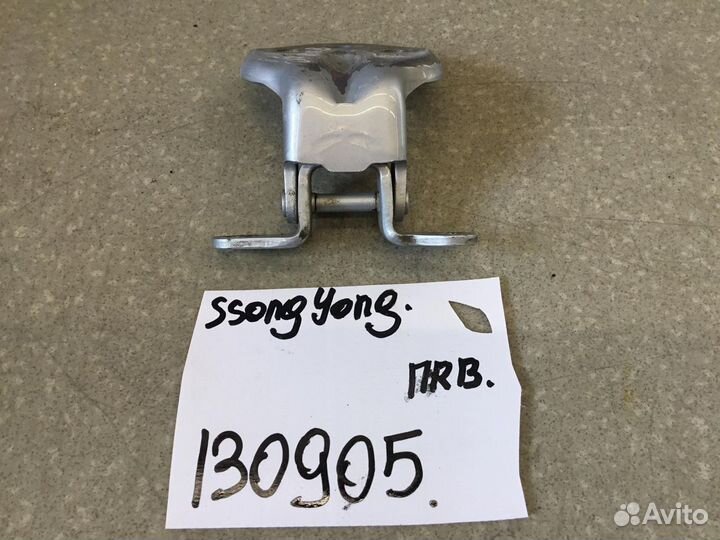 Петля двери передней правой верхняя Ssang Yong Kyr