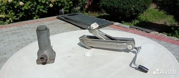 Домкрат для легковых автомобилей