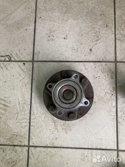 Кулак передний со ступицей Mitsubishi Pajero 4