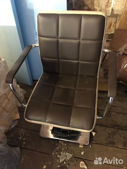 Парихмахерское кресло, зеркало и мойка