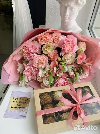 Клубника в шоколаде и цветы