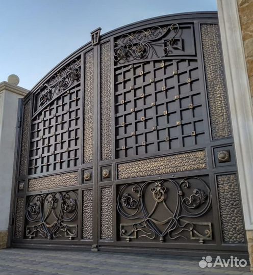 Ворота кованые распашные в наличии