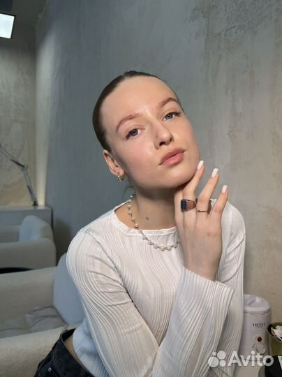 Модель на брови