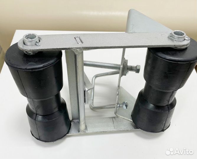 Ролик килевой с кронштейном для прицепа
