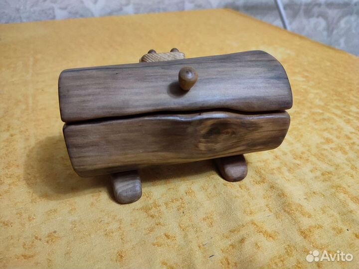 Деревянная шкатулка