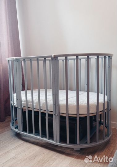 Детская кроватка с маятником