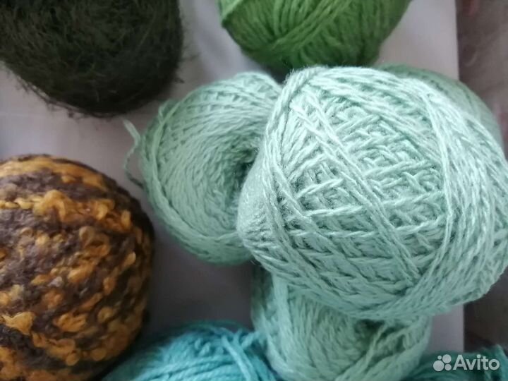 Продам нитки зеленого цвета
