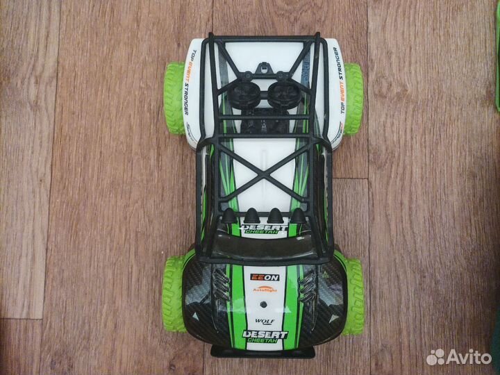 Игрушечная машина на пульте управления