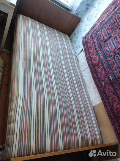 Шкаф и кровать