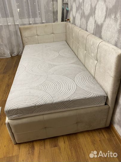 Кровать односпальная с матрасом