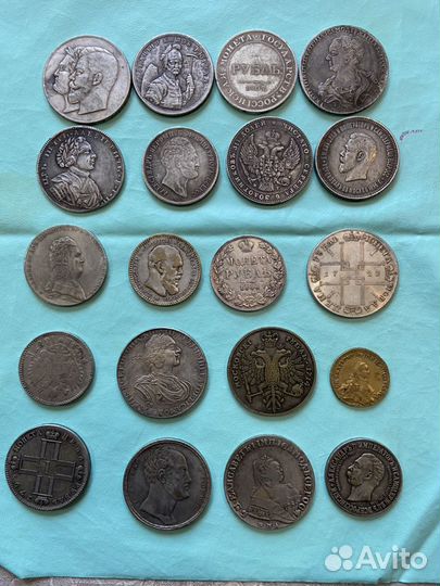 Старинные монеты и ложки из серебра с изображением