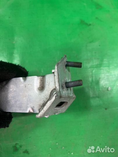 Крепление жесткости бампера левое Toyota Prius