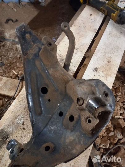 Подрамник mitsubishi carisma