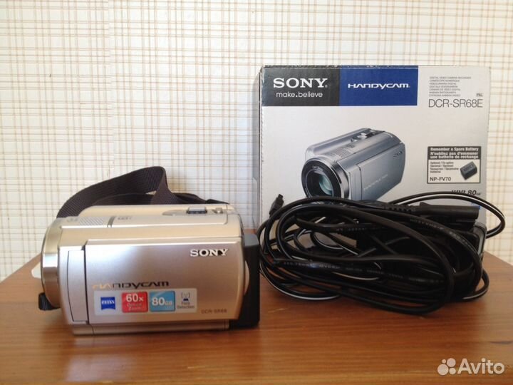 Видеокамера Sony DCR-SR68E с чехлом
