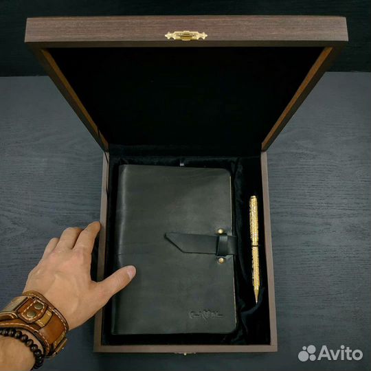 Подарочный набор. Золотая ручка + ежедневник