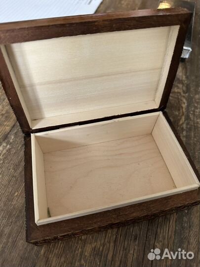 Резная деревянная шкатулка