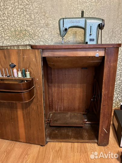 Швейная машина ножная с тумбой