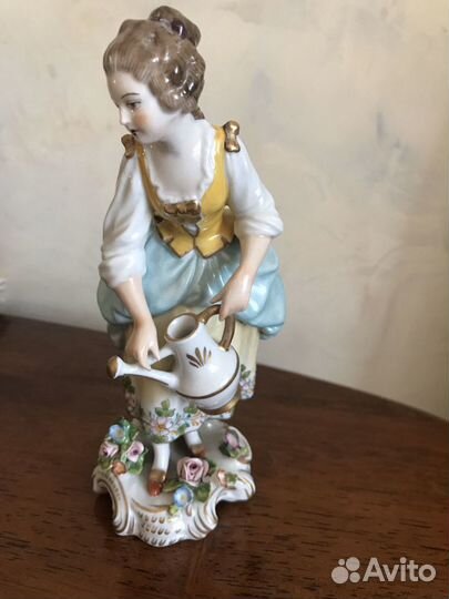 Статуэтка фарфор Девушка с кувшином Sitzendorf