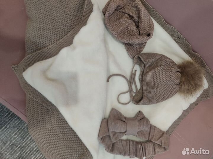 Набор для новорождённого. Тёплый плед, шапка, снуд