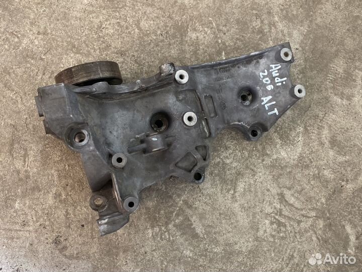Кронштейн генератора Audi A4 A6 2.0л ALT