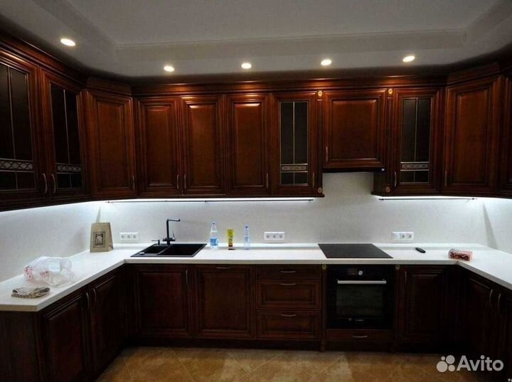 Кухня с каменным островом