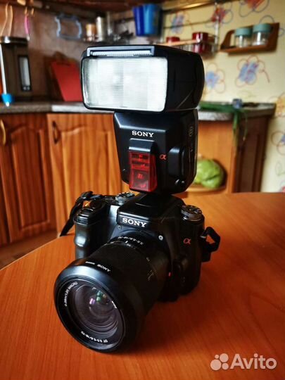 Зеркальный фотоаппарат с профессиональной вспышкой