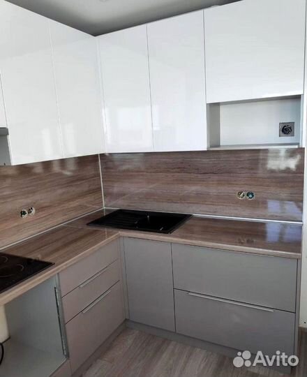 Кухни на заказ с удобными полками