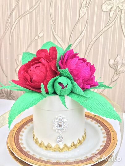 Подарочная коробочка украшенная пионами, подарки л