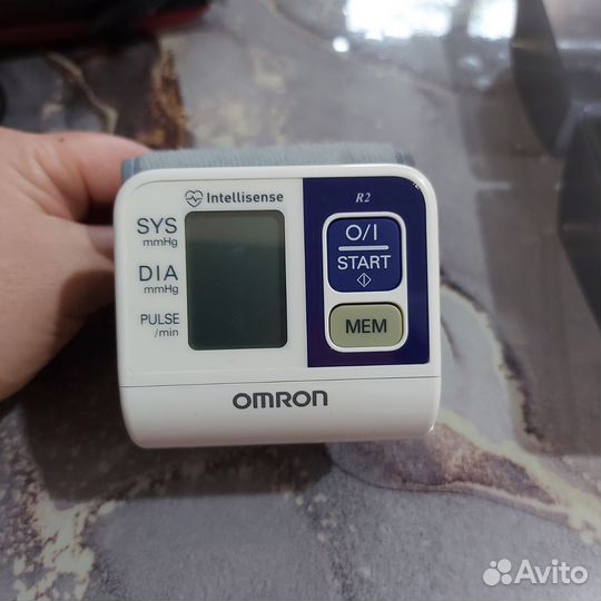 Тонометр на запястье omron
