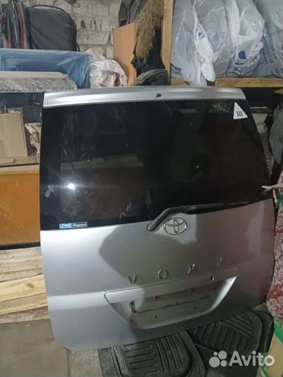 Тойота вокси ноах дверь багажника