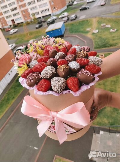 Клубника в шляпной коробочке