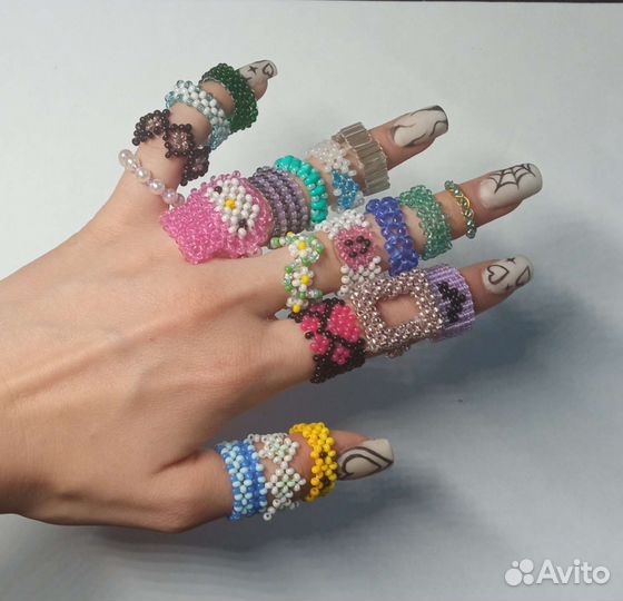 Украшения, фигурки из бисера