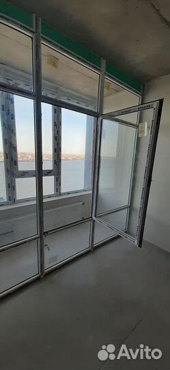 Стеклянная перегородка с окном. Дверь-перегородка