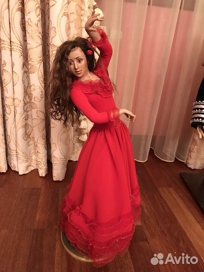 Кукла фарфоровая