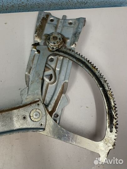 Astra H стеклоподъемник передний левый 13100417