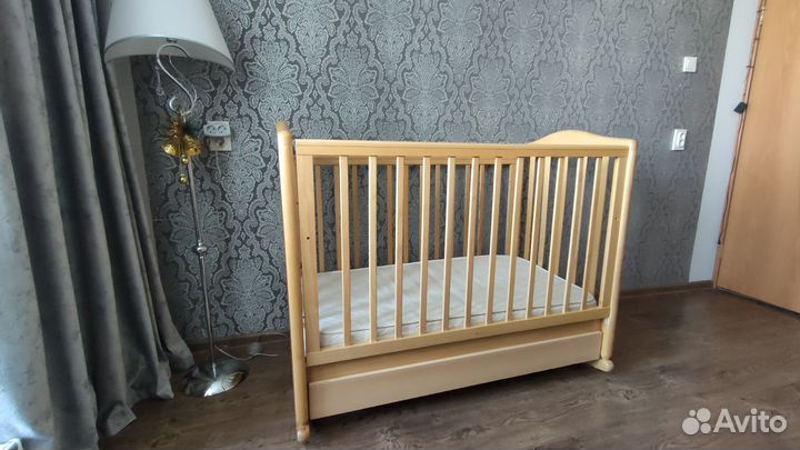 Детская кроватка с маятником и ящиком