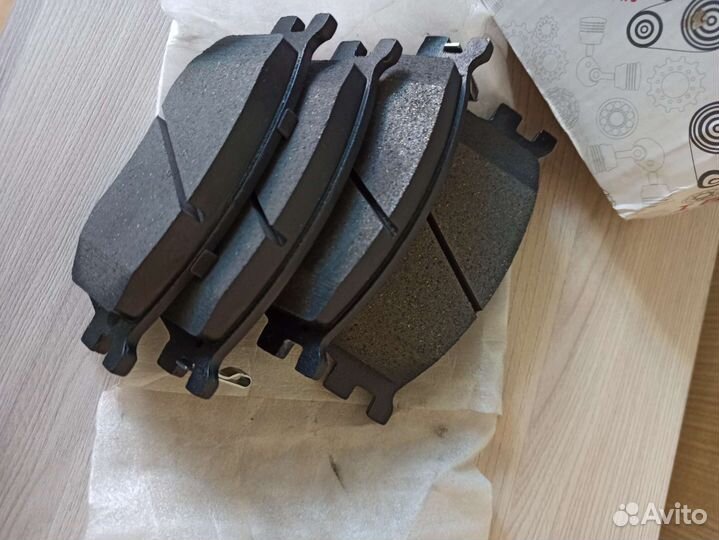 Тормозные колодки передние новые